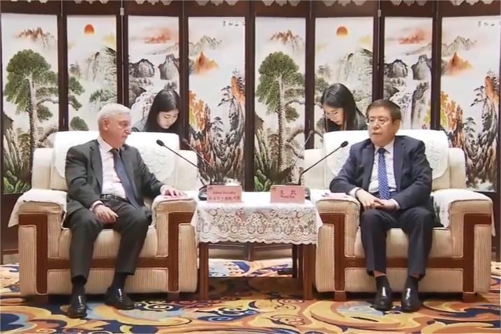 王凯与西班牙驻华大使德斯卡亚会谈