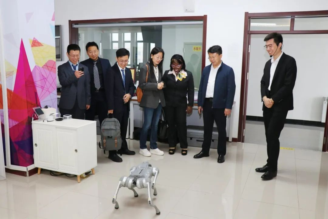 古巴圣地亚哥东方大学校长一行访问烟台职业学院