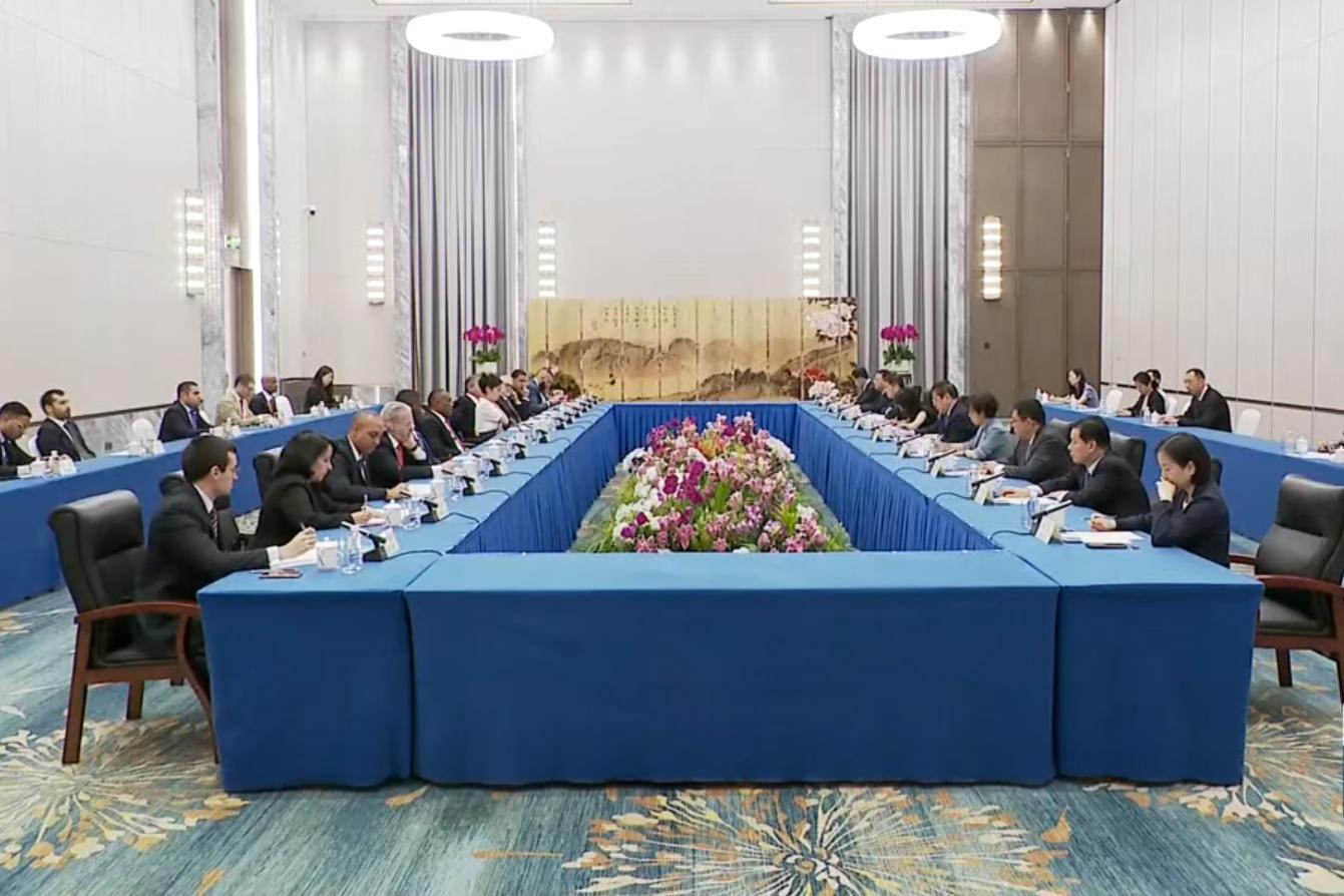 王凯与拉美和加勒比国家驻华使节代表团座谈